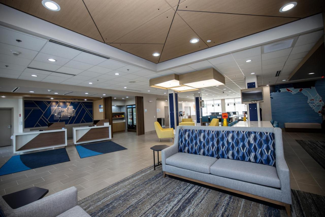 Holiday Inn Express & Suites Tampa Stadium - Airport Area By Ihg Exterior photo