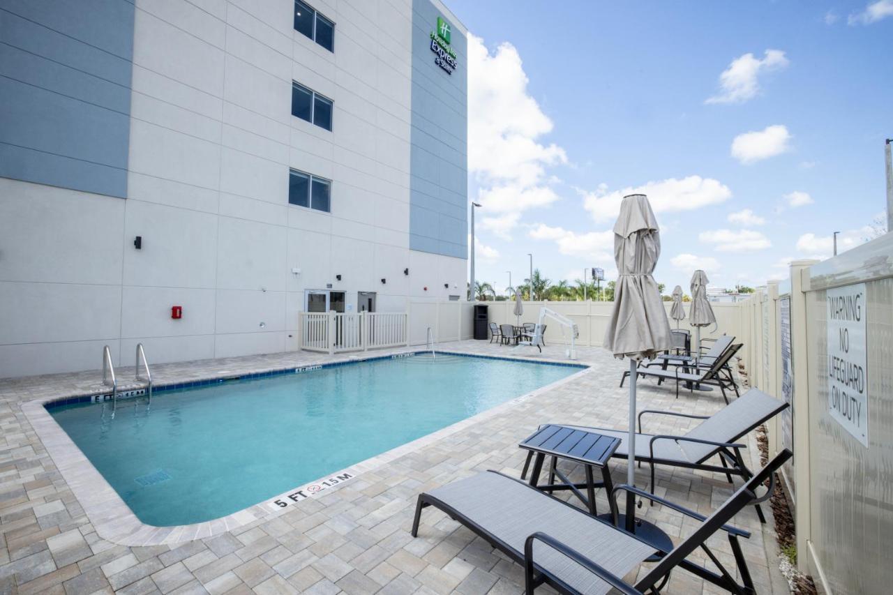 Holiday Inn Express & Suites Tampa Stadium - Airport Area By Ihg Exterior photo