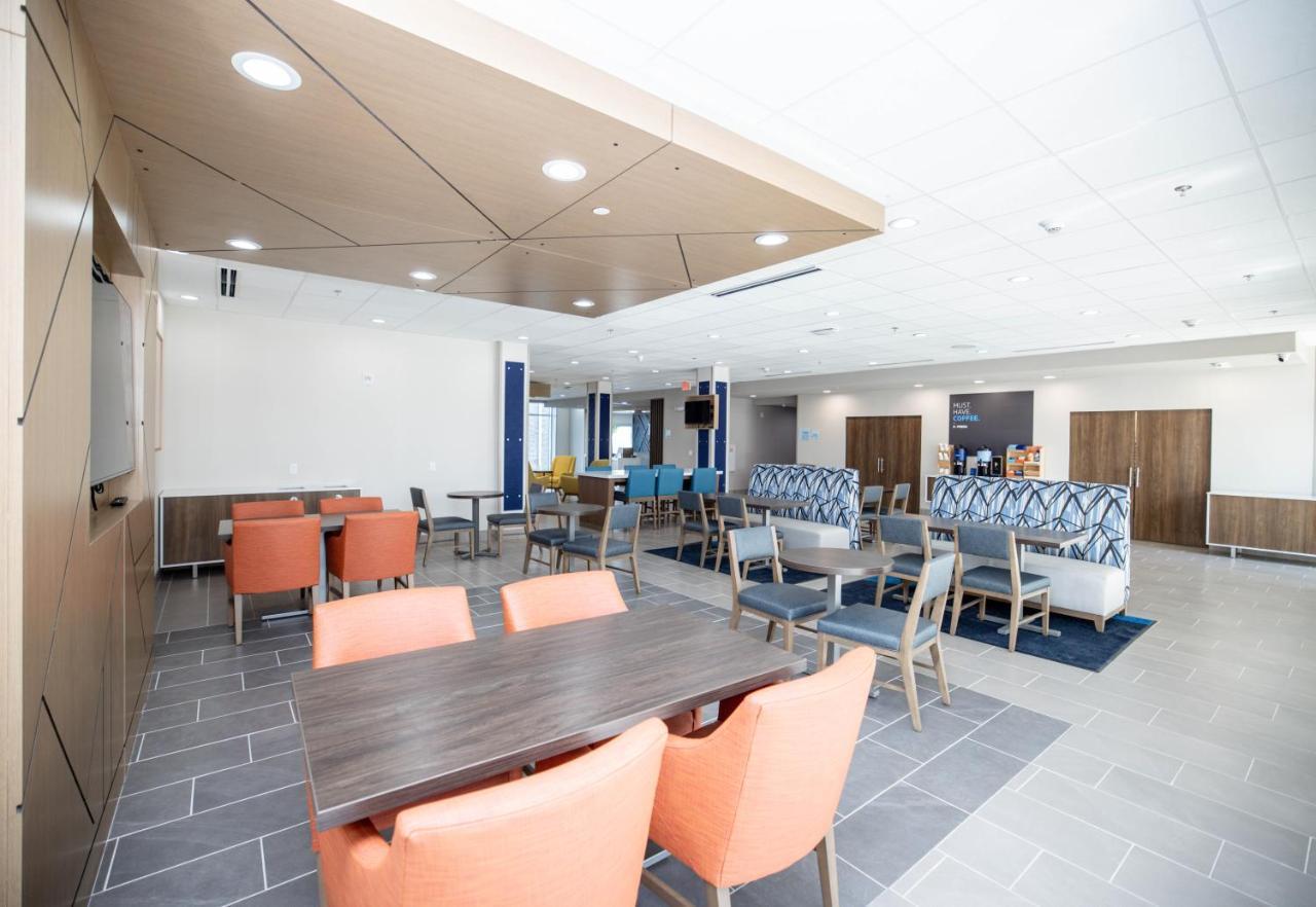 Holiday Inn Express & Suites Tampa Stadium - Airport Area By Ihg Exterior photo