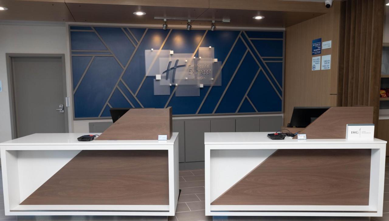 Holiday Inn Express & Suites Tampa Stadium - Airport Area By Ihg Exterior photo