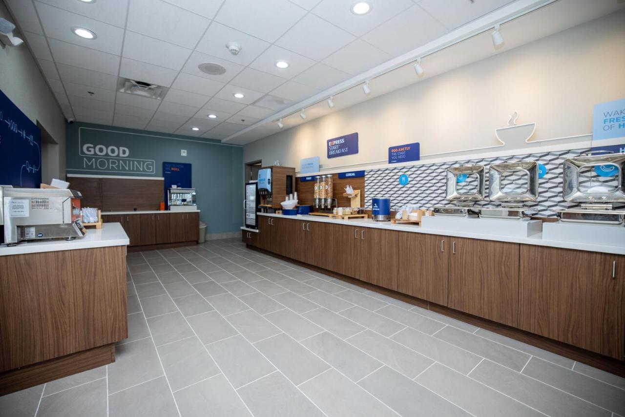 Holiday Inn Express & Suites Tampa Stadium - Airport Area By Ihg Exterior photo