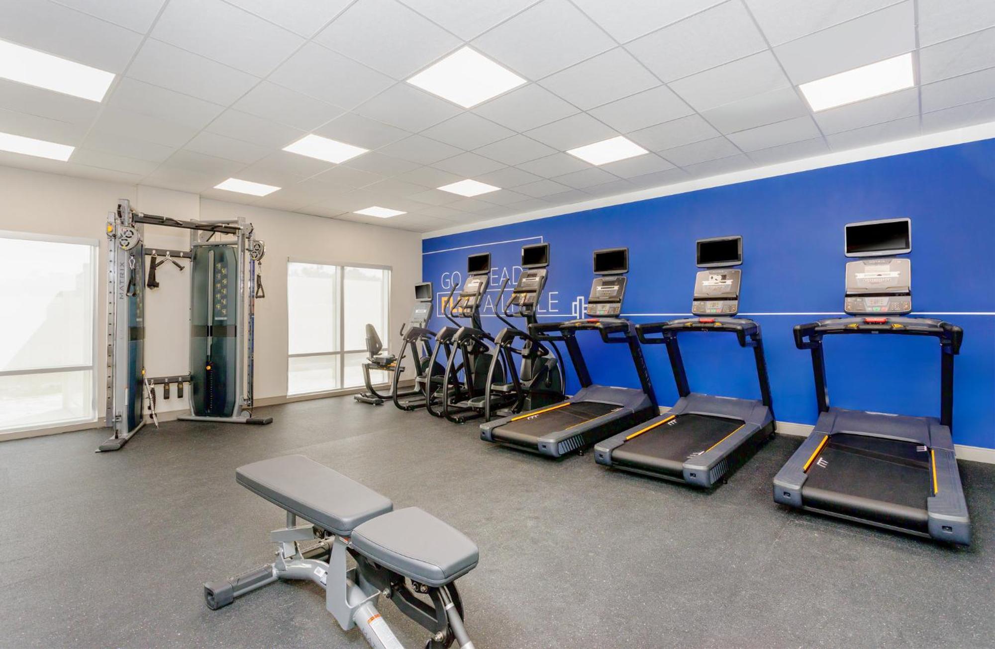 Holiday Inn Express & Suites Tampa Stadium - Airport Area By Ihg Exterior photo