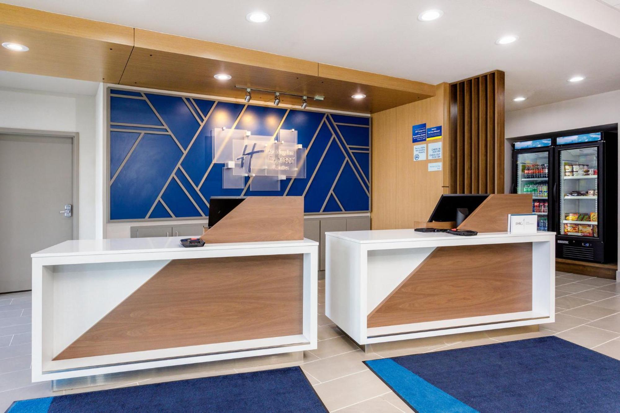Holiday Inn Express & Suites Tampa Stadium - Airport Area By Ihg Exterior photo