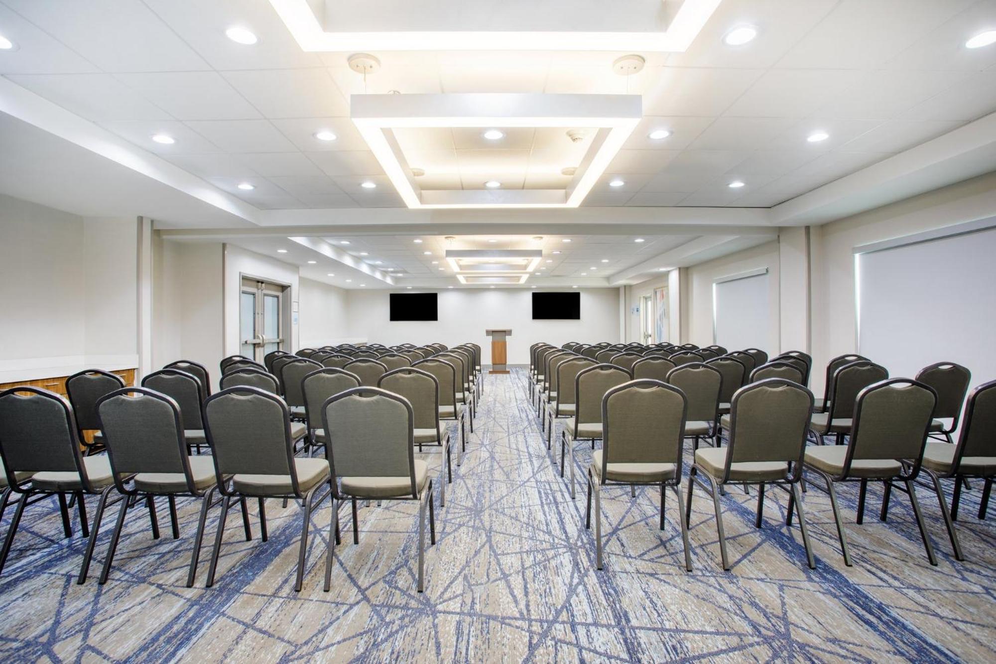 Holiday Inn Express & Suites Tampa Stadium - Airport Area By Ihg Exterior photo