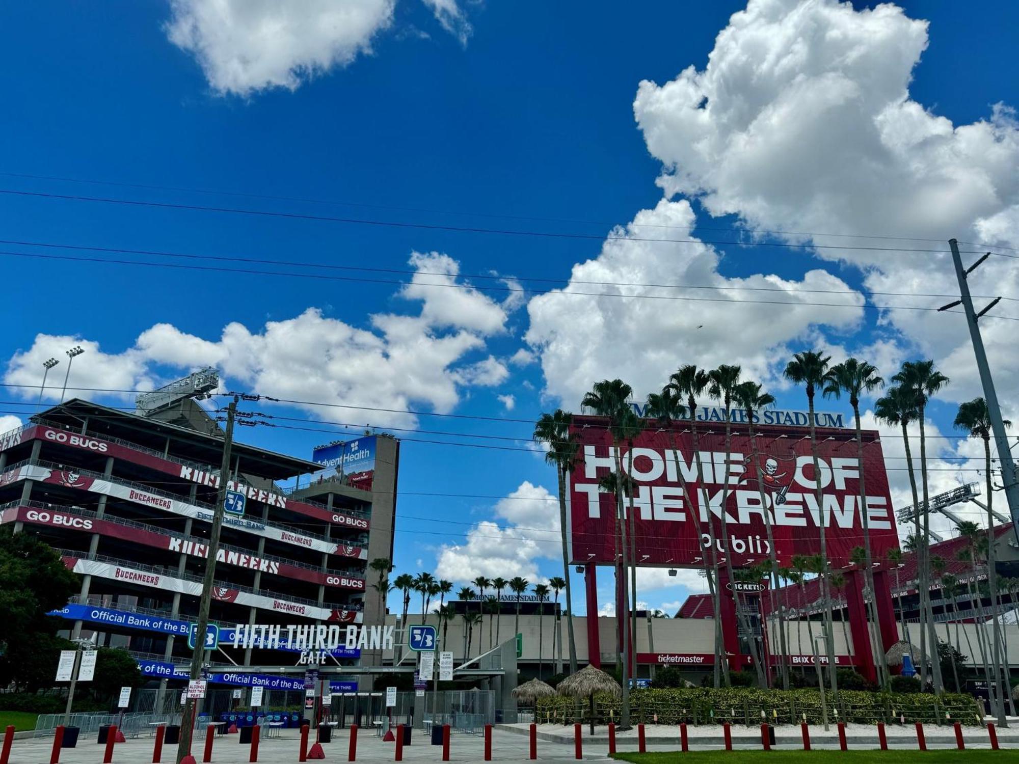 Holiday Inn Express & Suites Tampa Stadium - Airport Area By Ihg Exterior photo